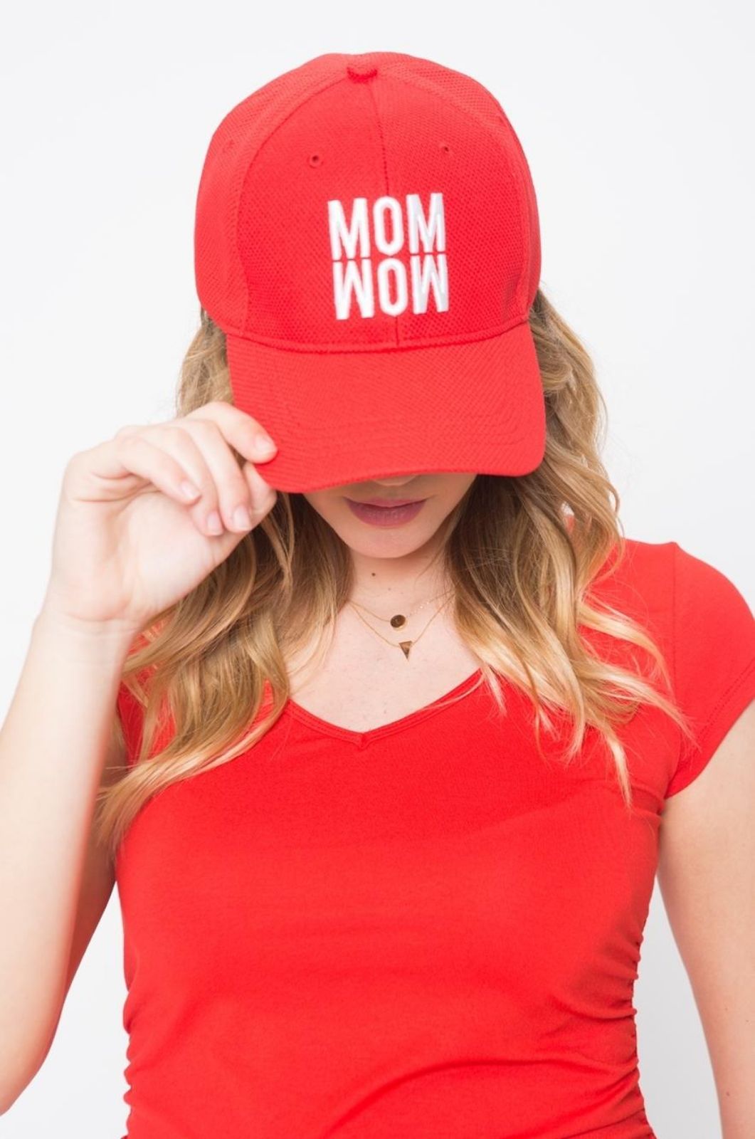 תמונה של כובע MOMWOW אדום
