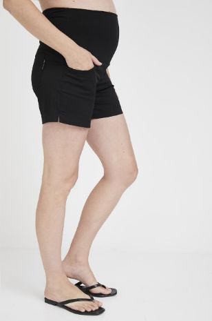 אישה לובשת שורטס בייסיק להריון שחורים