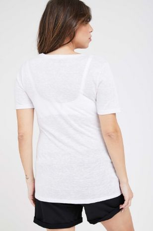 תמונה של חולצת הריון V דמוי פשתן ש.קצר לבנה