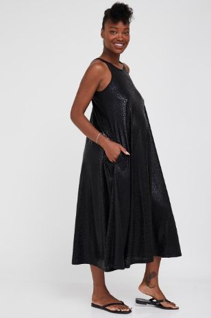 אישה לובשת שמלת הריון רחבה טיילור שחור מבריק של אבישג ארבל