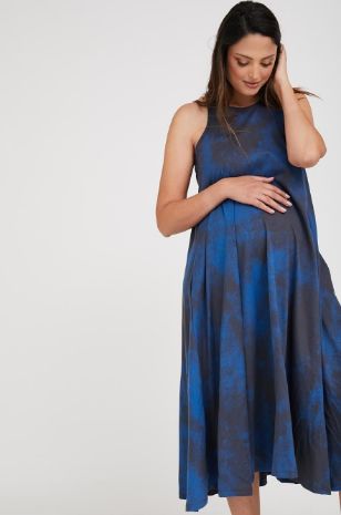 אישה לובשת שמלת הריון רחבה טיילור טאי דאי כחול של אבישג ארבל