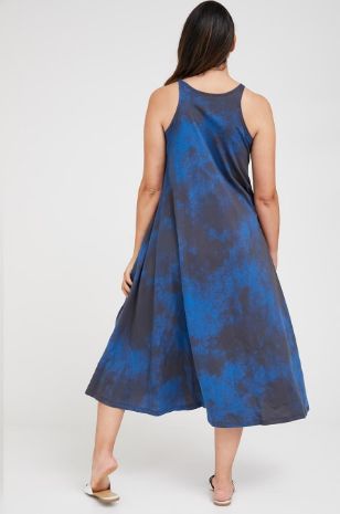 	אישה לובשת שמלת הריון רחבה טיילור טאי דאי כחול