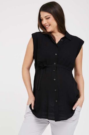 אישה לובשת חולצת הריון בצבע שחור של אבישג ארבל