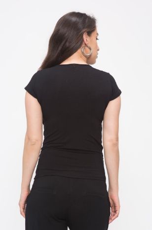 אישה לובשת חולצת מעטפת להריון ש.קצר שחורה של אבישג ארבל