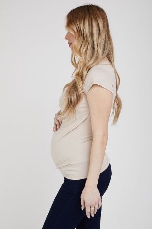 אישה לובשת חולצת מעטפת להריון ש.קצר טבעי של אבישג ארבל