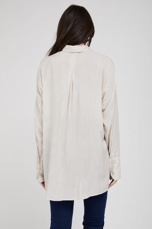 תמונה של חולצת הריון אוברסייז פסים בז' לבן