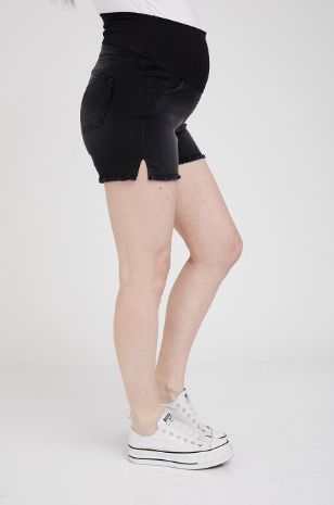 אישה לובשת שורטס אנד סימפל הריון שחור