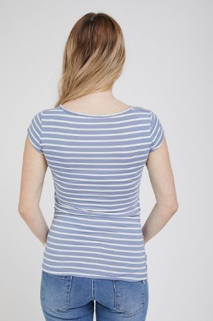 אישה לובשת חולצת הריון Baby Grow ש.קצר פסים תכלת