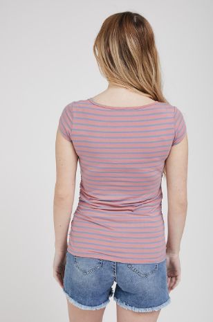 אישה לובשת חולצת הריון Baby Grow ש.קצר פסים ורוד של אבישג ארבל