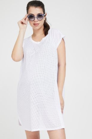 אישה לובשת שמלת חוף להריון לבנה של אבישג ארבל