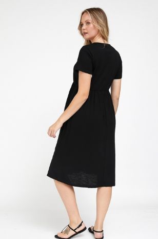 אישה לובשת שמלת הריון ריקי שחורה של אבישג ארבל