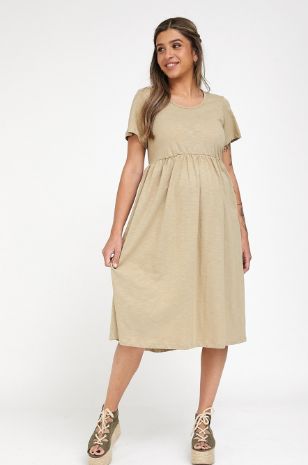 אישה לובשת שמלת הריון ריקי חאקי של אבישג ארבל