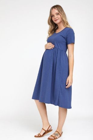אישה לובשת שמלת הריון ריקי כחולה של אבישג ארבל