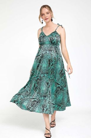 אבישג ארבל - אישה לובשת שמלת הילה להריון ירוק מודפס