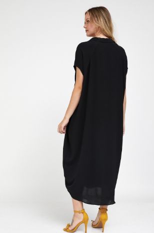 אישה לובשת שמלת הריון שירה מקסי שחורה של אבישג ארבל