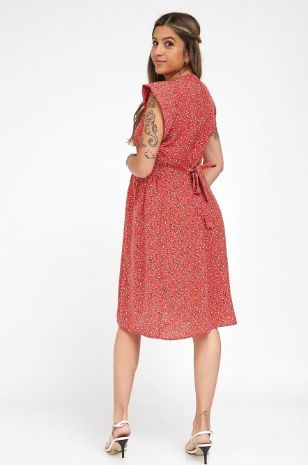 אישה לובשת שמלה להריון שרי אדום פרחוני של אבישג ארבל