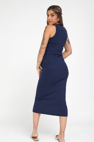 אישה לובשת שמלת הריון מרטינה נייבי של אבישג ארבל