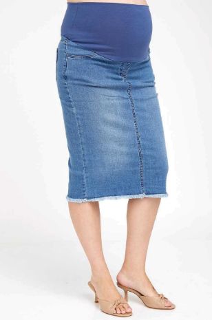 אישה לובשת חצאית ג'ינס