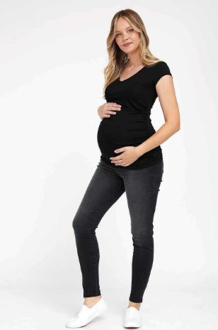 אישה לובשת ג'ינס להריון אן שחור של אבישג ארבל