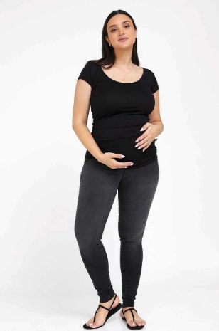 אישה לובשת ג'ינס להריון אן שחור Plus size של אבישג ארבל