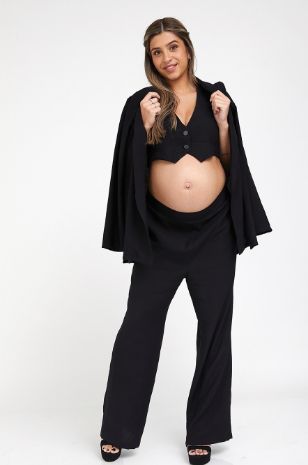 אישה לובשת מכנסי הריון טריסי שחורים של אבישג ארבל