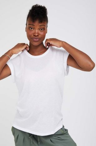 אישה לובשת חולצת הריון TIP TOP מחוררת לבנה של אבישג ארבל
