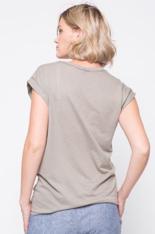 אישה לובשת חולצת הריון TIP TOP מחוררת זית של אבישג ארבל