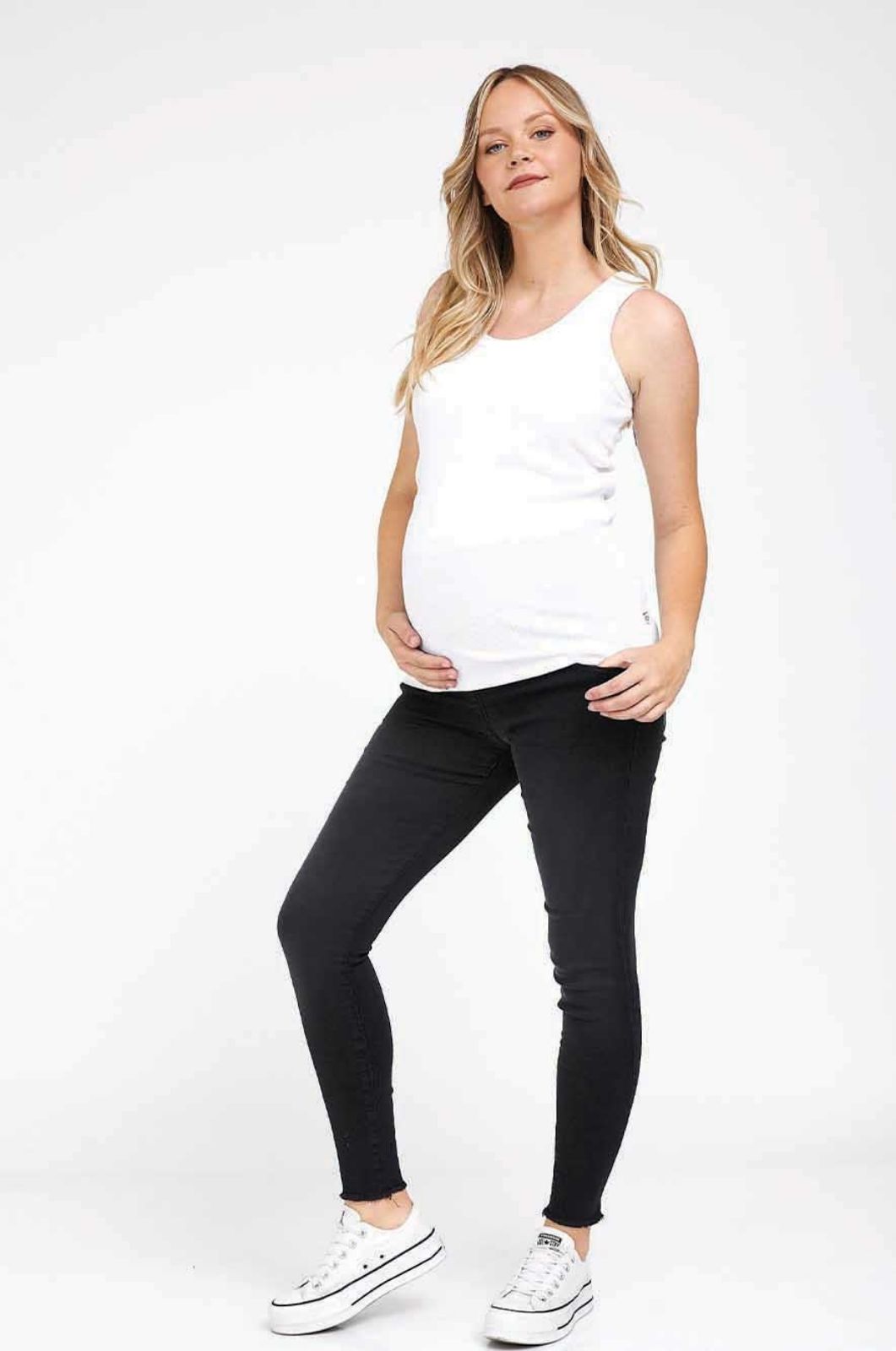 תמונה של סקיני ג'ינס להריון אוליביה שחור
