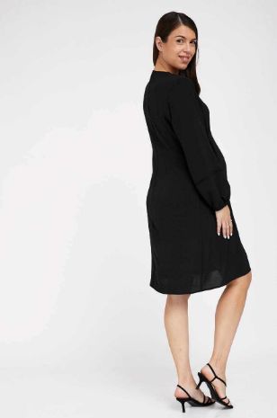אישה לובשת שמלת הריון בטינה שחורה של אבישג ארבל