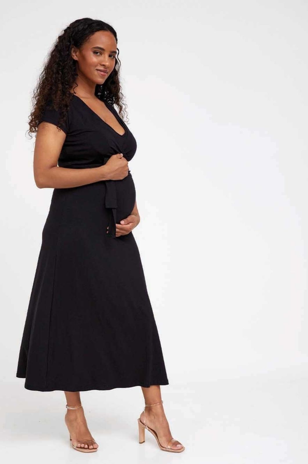 אישה לובשת שמלת הנקה פטי שחורה
