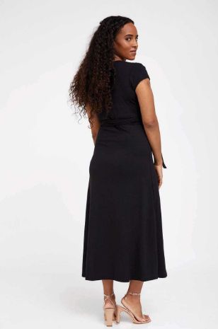 אישה לובשת שמלת הנקה פטי שחורה של אבישג ארבל