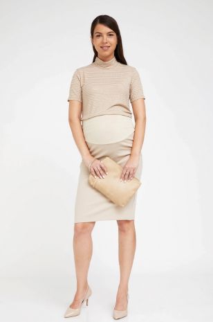 אישה לובשת חולצת גולף להריון ש.קצר בז' פס שמנת