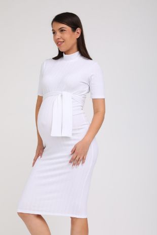 אישה לובשת שמלת הריון ליז ש.קצר לבנה של אבישג ארבל