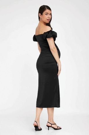 אישה לובשת שמלת הריון מרלין שחורה ארוכה של אבישג ארבל	