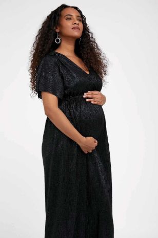 אישה לובשת שמלת הריון מליסה פליסה שחור מבריק של אבישג ארבל	