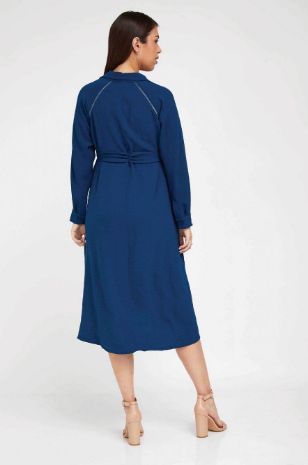 אישה לובשת שמלת ליזה של אבישג ארבל	
