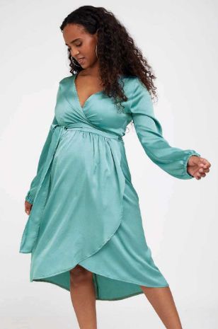 אישה לובשת שמלת מעטפת להריון בל ש.ארוך ירוק טורקיז	