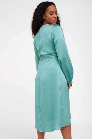 אישה לובשת שמלת מעטפת להריון בל ש.ארוך ירוק טורקיז של אבישג ארבל	