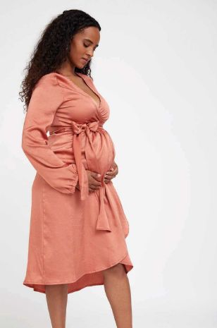 אישה לובשת שמלת מעטפת להריון בל ש.ארוך חמרה של אבישג ארבל	