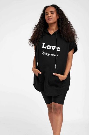 אישה לובשת קפוצ'ון הריון LOVE YOURSELF שחור של אבישג ארבל