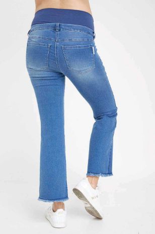 אישה לובשת ג'ינס מתרחב להריון כחול בהיר של אבישג ארבל