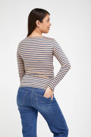 אישה לובשת חולצת הריון מעטפת ש.ארוך קאמל פס ג'ינס של אבישג ארבל