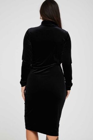 אישה לובשת שמלת הריון גולף קטיפה שחורה