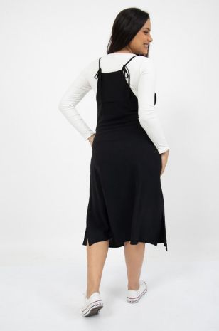 אישה לובשת סרפן להריון מאי שחור של אבישג ארבל