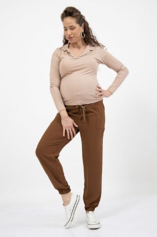 אישה לובשת מכנסי הריון איריס חומים
