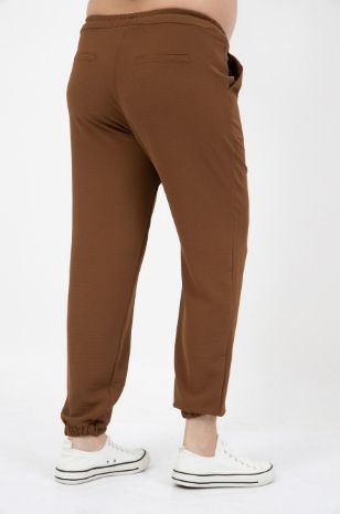 אישה לובשת מכנסי הריון איריס חומים של אבישג ארבל