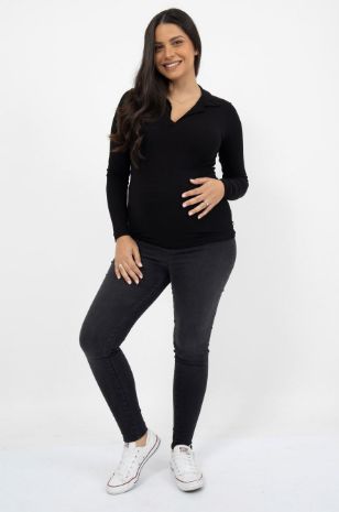 אישה לובשת חולצת הריון פולו ש.ארוך שחור של אבישג ארבל