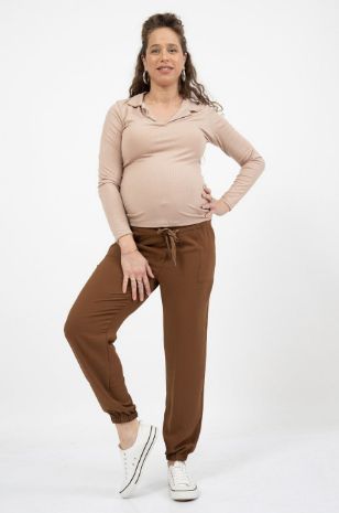 אישה לובשת חולצת הריון פולו ש.ארוך מוקה של אבישג ארבל