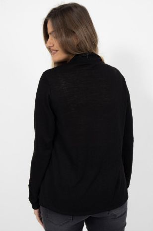 אישה לובשת חולצת הריון מעטפת סנדי שחורה של אבישג ארבל