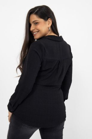 אישה לובשת חולצת הריון לינדוס שחורה